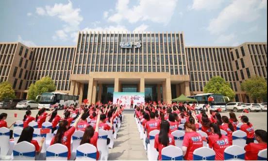 做白色的牛奶，創(chuàng)紅色的企業(yè)，花花牛乳業(yè)集團(tuán)青春歌會慶祝建黨100周年