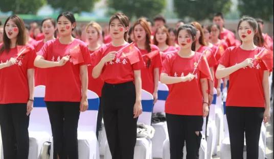 做白色的牛奶，創(chuàng)紅色的企業(yè)，花花牛乳業(yè)集團(tuán)青春歌會慶祝建黨100周年