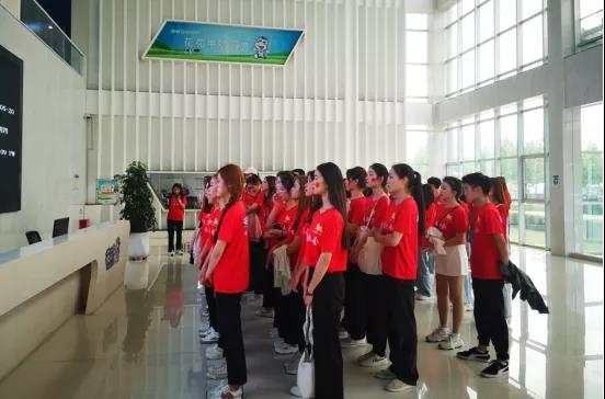 做白色的牛奶，創(chuàng)紅色的企業(yè)，花花牛乳業(yè)集團(tuán)青春歌會慶祝建黨100周年