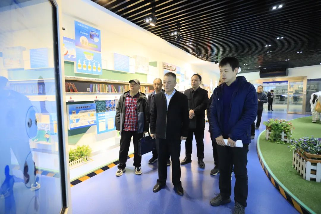 河南省發(fā)展改革委價調(diào)處副處長馬冰一行蒞臨花花牛乳業(yè)集團(tuán)參觀調(diào)研 河南省發(fā)展改革委價調(diào)處副處長馬冰一行蒞臨花花牛乳業(yè)集團(tuán)參觀調(diào)研