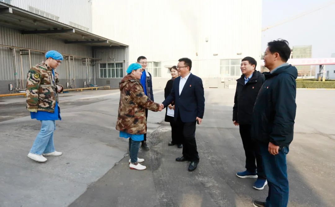 新春慰問送關(guān)懷——集團(tuán)黨委書記、董事長(zhǎng)慰問春節(jié)期間堅(jiān)守崗位的一線職工