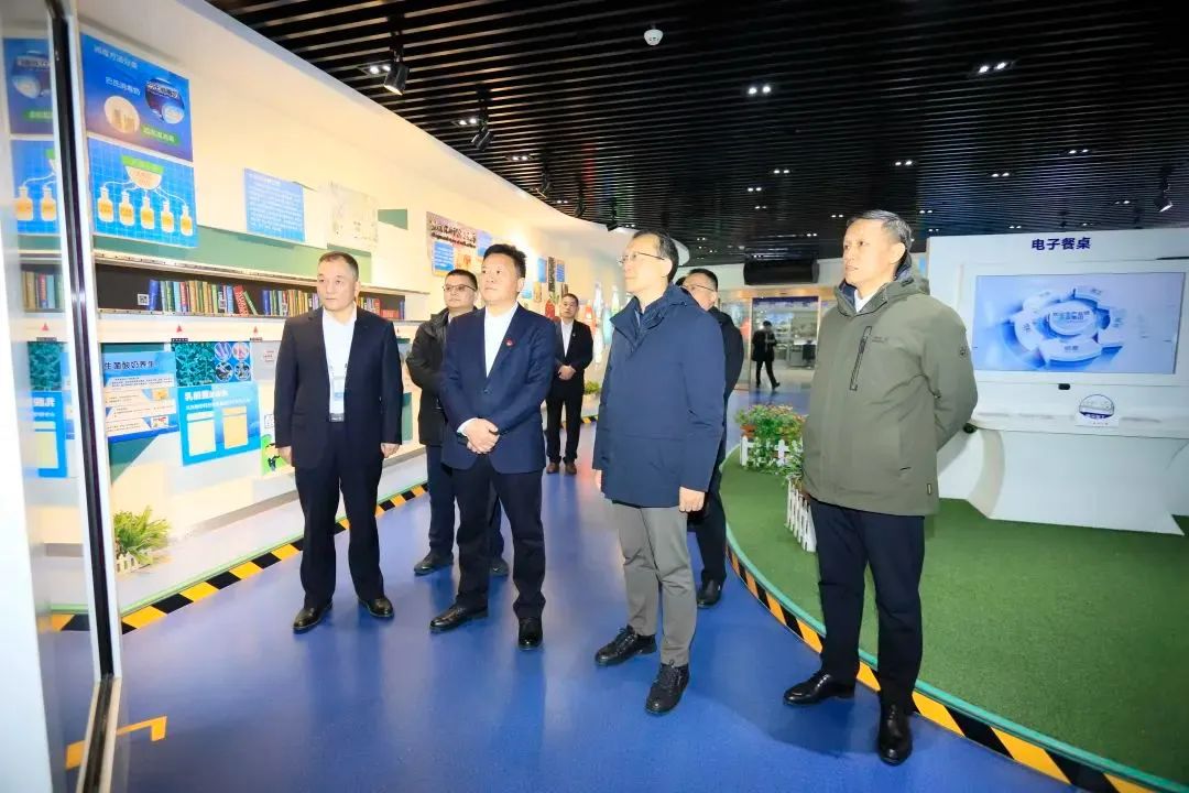 省政府國資委黨委書記、主任李濤一行到花花牛乳業(yè)集團(tuán)調(diào)研