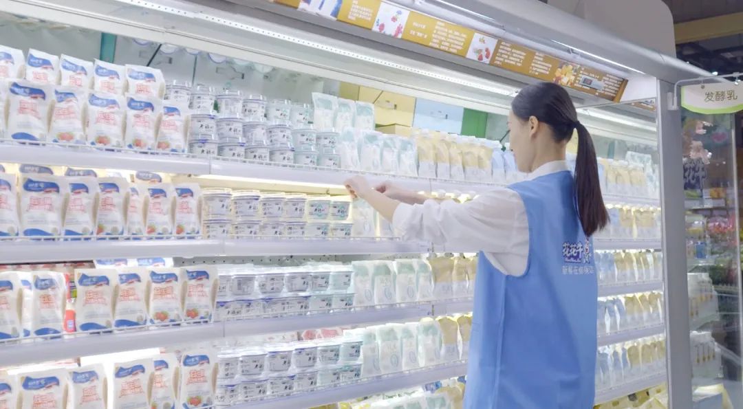 點(diǎn)贊！河南日報(bào)要聞02版——報(bào)道花花牛乳業(yè)集團(tuán)鄭州分公司乳制品生產(chǎn)場景，彰顯花花牛乳業(yè)集團(tuán)發(fā)展新活力