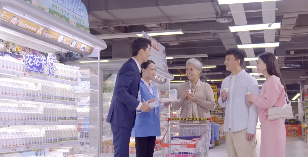 點(diǎn)贊！河南日報(bào)要聞02版——報(bào)道花花牛乳業(yè)集團(tuán)鄭州分公司乳制品生產(chǎn)場景，彰顯花花牛乳業(yè)集團(tuán)發(fā)展新活力