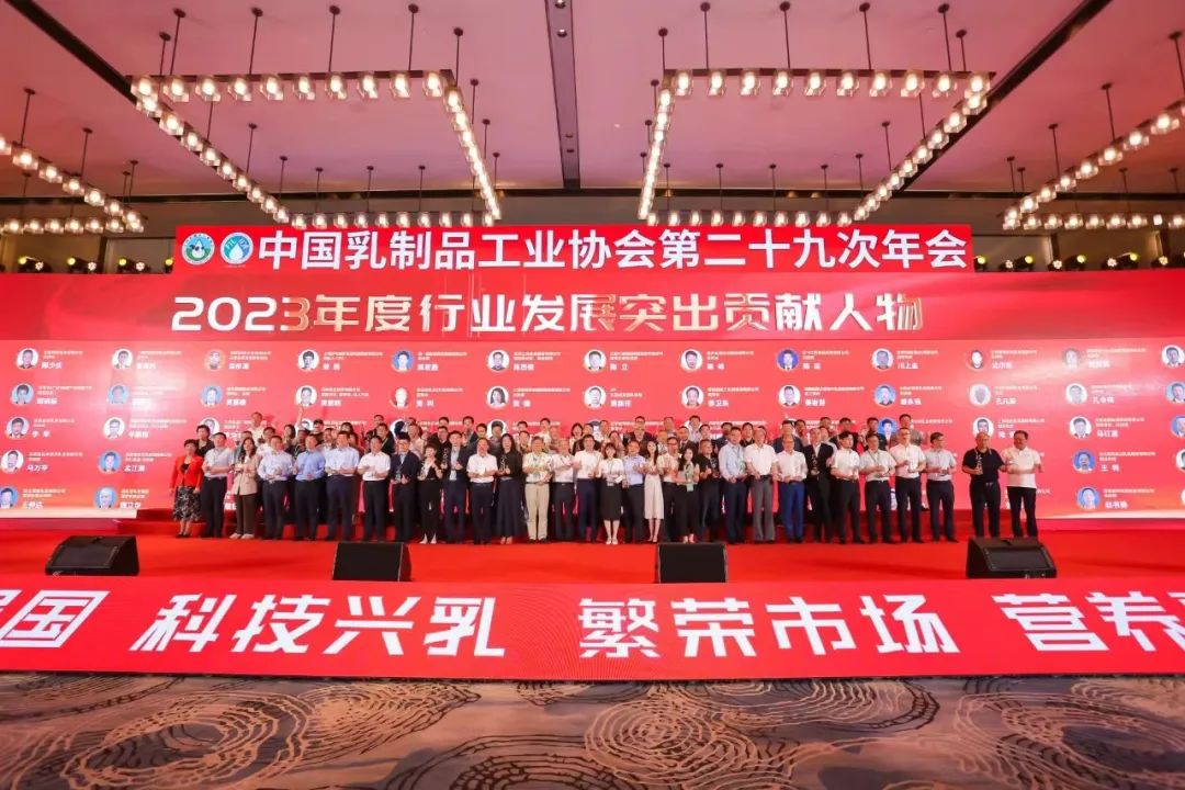 參觀拓思路 交流促發(fā)展 | 集團(tuán)領(lǐng)導(dǎo)參加中乳協(xié)第二十九次年會(huì)暨中國(國際)乳業(yè)技術(shù)博覽會(huì)并到江西陽光乳業(yè)參觀座談 參觀拓思路 交流促發(fā)展 | 集團(tuán)領(lǐng)導(dǎo)參加中乳協(xié)第二十九次年會(huì)暨中國(國際)乳業(yè)技術(shù)博覽會(huì)并到江西陽光乳業(yè)參觀座談