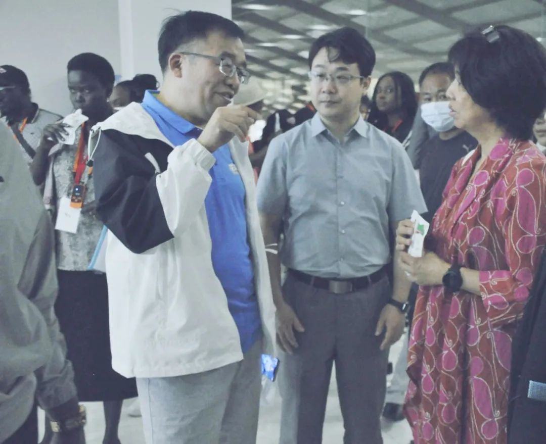 北京大學(xué)南南合作與發(fā)展學(xué)院教授、全球伙伴關(guān)系主任周詠梅一行蒞臨花花牛平輿瑞亞牧業(yè)參觀調(diào)研