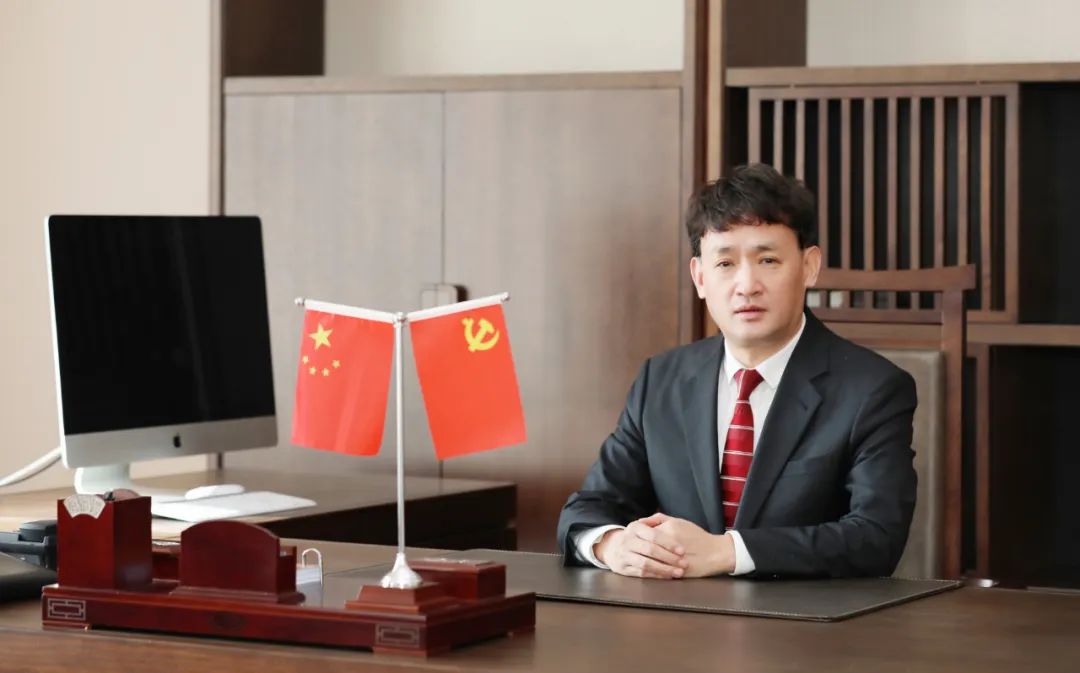 雙雙獲獎(jiǎng) 喜事連連｜ 花花牛乳業(yè)集團(tuán)榮獲“河南省知名品牌”獎(jiǎng)，董事長關(guān)曉彥榮膺“2022年度品牌人物”