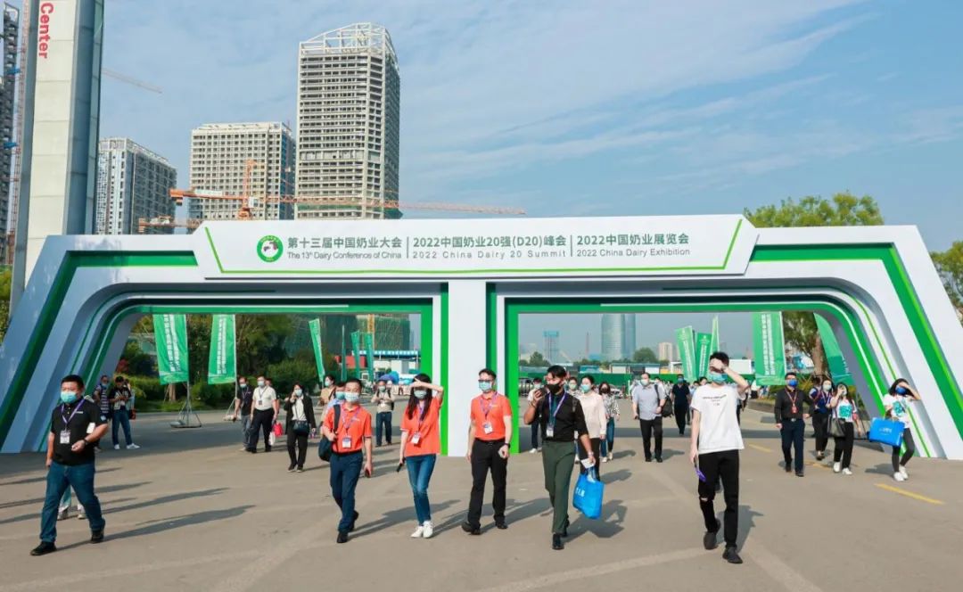 第十三屆奶業(yè)大會暨D20峰會在泉城濟南召開 | 花花牛乳業(yè)榮膺“優(yōu)秀乳品加工企業(yè)” 第十三屆奶業(yè)大會暨D20峰會在泉城濟南召開 | 花花牛乳業(yè)榮膺“優(yōu)秀乳品加工企業(yè)”