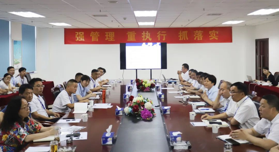 勇?lián)姑な卣齽?chuàng)新｜花花牛乳業(yè)集團(tuán)召開營(yíng)銷、養(yǎng)殖及飼料月度經(jīng)營(yíng)工作會(huì)議