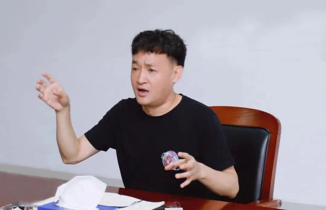 勇?lián)姑な卣齽?chuàng)新｜花花牛乳業(yè)集團(tuán)召開營(yíng)銷、養(yǎng)殖及飼料月度經(jīng)營(yíng)工作會(huì)議