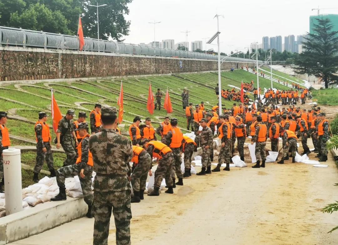 大雨無情人有情！花花牛乳業(yè)慰問常莊水庫抗洪搶險官兵