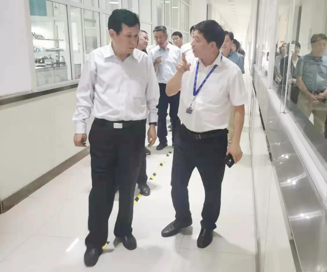 鄭州航空港區(qū)黨工委書(shū)記張俊峰蒞臨鄭州花花牛乳制品有限公司調(diào)研 鄭州航空港區(qū)黨工委書(shū)記張俊峰蒞臨鄭州花花牛乳制品有限公司調(diào)研