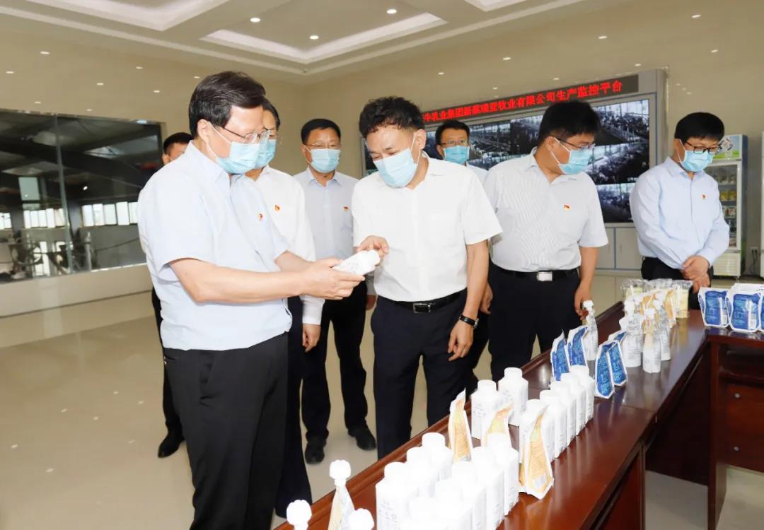 快訊 | 河南省委常委、省紀(jì)委書記、省監(jiān)委主任任正曉蒞臨花花牛乳業(yè)集團(tuán)新蔡瑞亞牧場(chǎng)調(diào)研