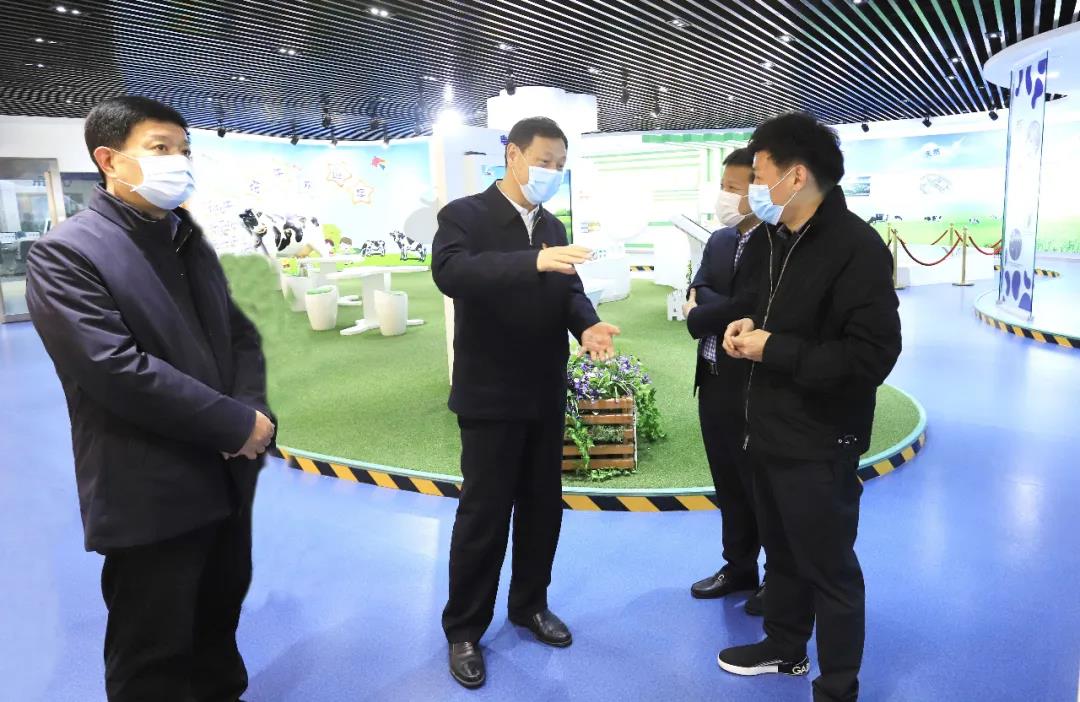 河南省委農(nóng)辦主任、農(nóng)業(yè)農(nóng)村廳廳長申延平一行調(diào)研河南花花牛乳業(yè)集團