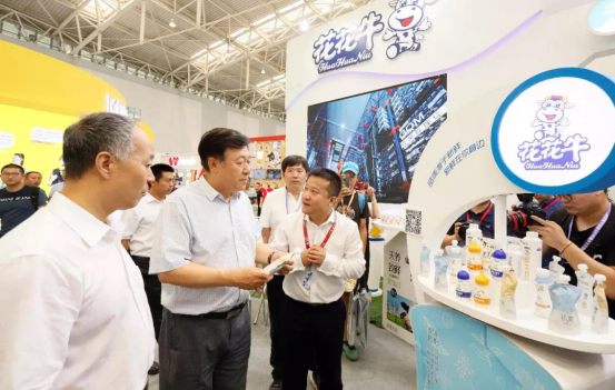 致敬祖國70華誕 |花花牛亮相第十屆中國奶業(yè)大會