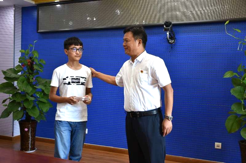 花花牛濟(jì)困解難，助力學(xué)子圓夢(mèng)香江