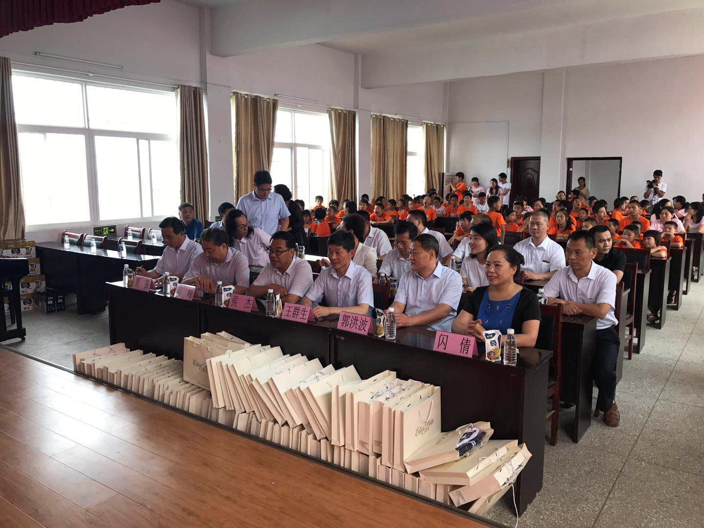 “關(guān)愛特殊兒童，讓愛灑滿人間—花花牛乳業(yè)集團(tuán)2018中國小康牛奶行動” 公益助學(xué)泌陽捐贈儀式