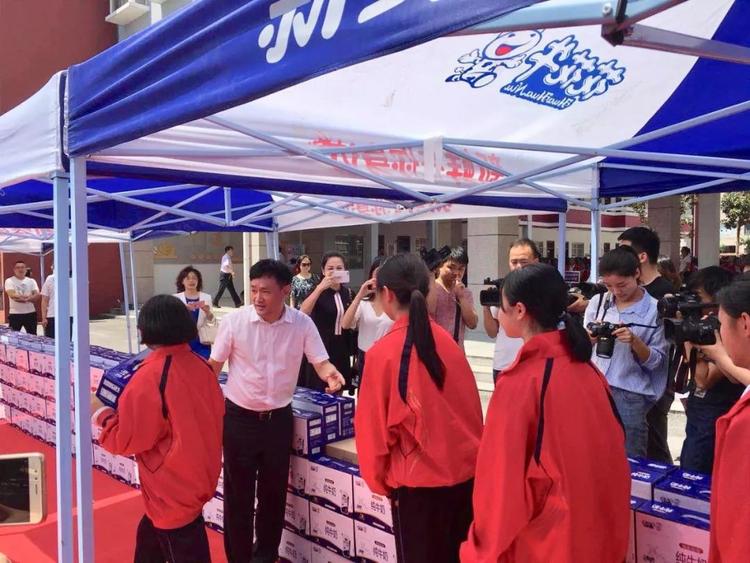 “健康中原，牛奶伴您行——花花牛乳業(yè)集團2018中國小康牛奶行動” 公益助學(xué)啟動儀式隆重舉行