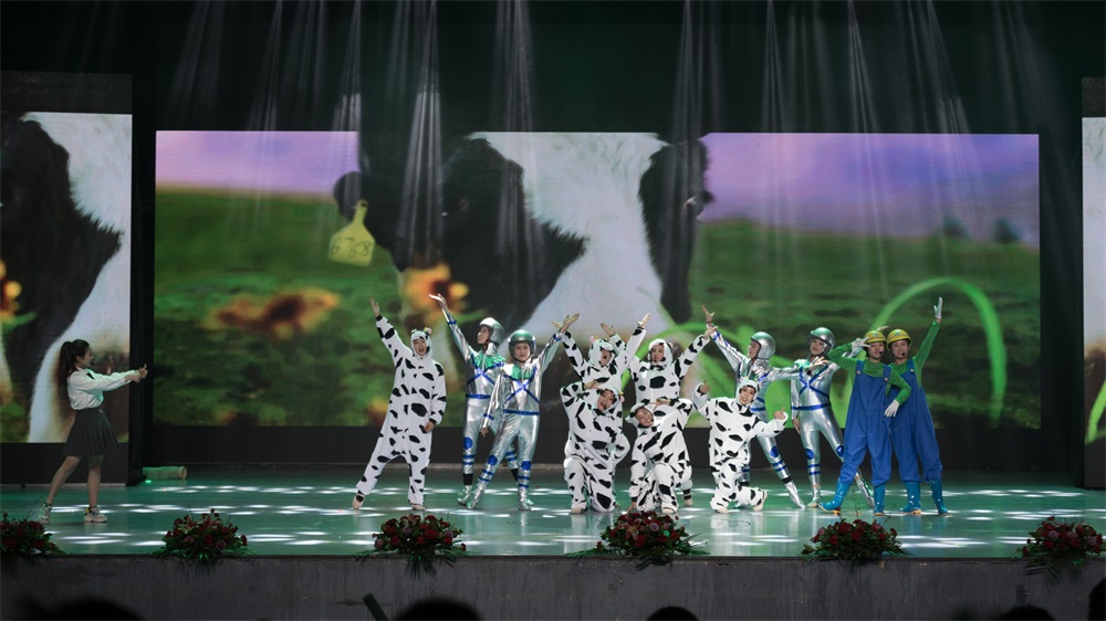 “不忘初心、聚力前行” 花花牛集團2018迎新春聯(lián)歡會隆重舉行