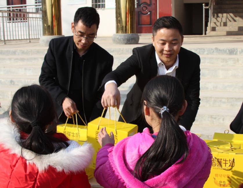 花花牛走進新密白龍廟村 讓山區(qū)的孩子喝到最新鮮的牛奶 花花牛走進新密白龍廟村 讓山區(qū)的孩子喝到最新鮮的牛奶