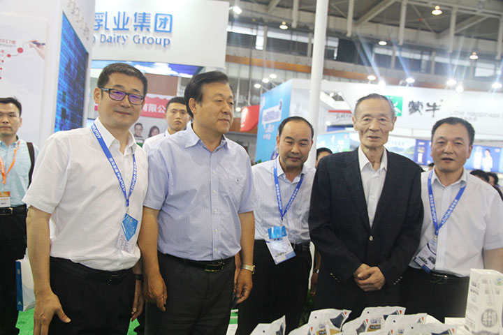 花花牛亮相第八屆中國奶業(yè)大會，又獲農(nóng)業(yè)部長一聲贊！