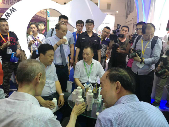 花花牛牛氣沖天！農(nóng)業(yè)部長品嘗“領(lǐng)暢”點(diǎn)贊，又獲國際奶業(yè)平臺青睞