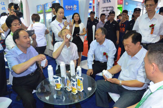 花花牛牛氣沖天！農(nóng)業(yè)部長品嘗“領(lǐng)暢”點(diǎn)贊，又獲國際奶業(yè)平臺青睞