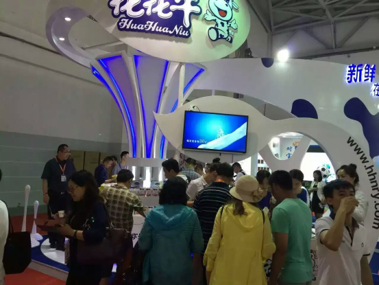 花花牛牛氣沖天！農(nóng)業(yè)部長品嘗“領(lǐng)暢”點(diǎn)贊，又獲國際奶業(yè)平臺青睞