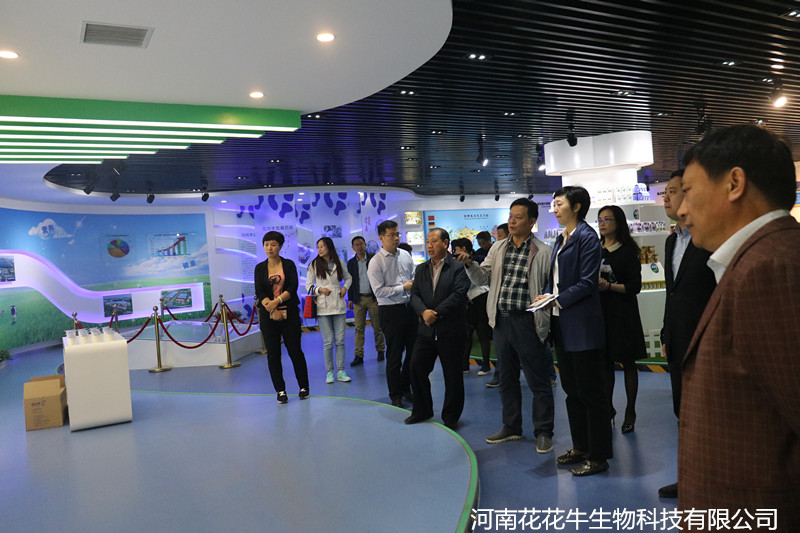 鄭州市二七區(qū)區(qū)委、統(tǒng)戰(zhàn)部部長王玉紅蒞臨花花牛生物科技有限公司參觀指導(dǎo)