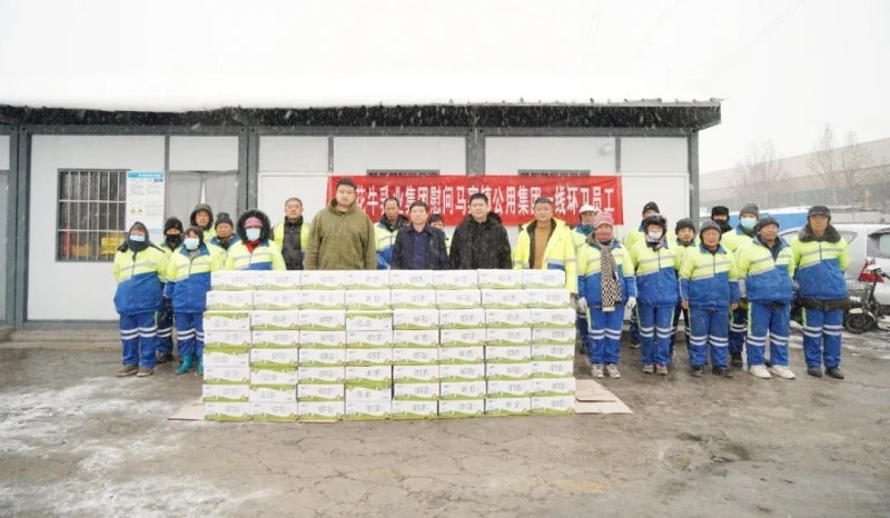 慰問一線環(huán)衛(wèi)工，禮贈新鮮花花牛