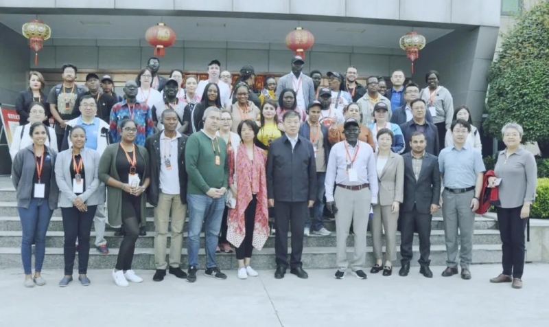 北京大學(xué)南南合作與發(fā)展學(xué)院教授、全球伙伴關(guān)系主任周詠梅一行蒞臨花花牛平輿瑞亞牧業(yè)參觀調(diào)研