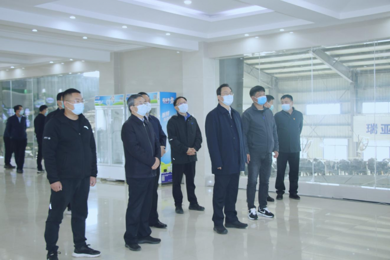 河南省人大常委會(huì)黨組書(shū)記、副主任孔昌生蒞臨花花牛魯山瑞亞牧場(chǎng)參觀調(diào)研