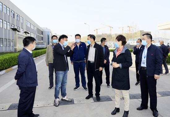 鄭州市人大副主任孫黎、市政府副市長李喜安一行 蒞臨花花牛開展“三送一強(qiáng)”活動(dòng)