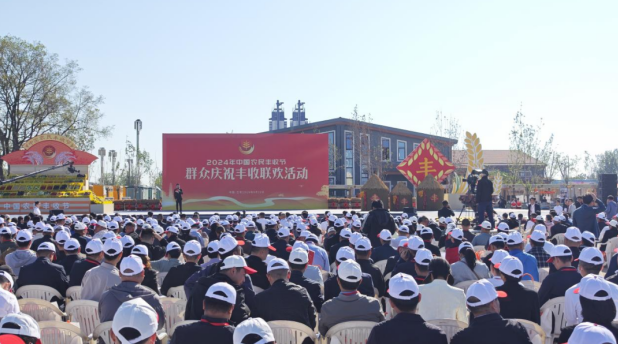 領(lǐng)導(dǎo)關(guān)懷 | 國務(wù)院副總理劉國中在2024年中國農(nóng)民豐收節(jié)全國主場活動上參觀花花牛展臺，關(guān)注并了解花花牛3.8g鮮牛奶等產(chǎn)品