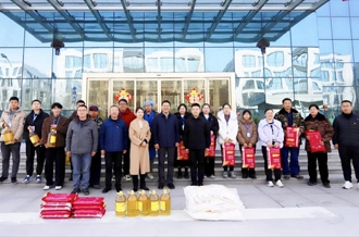 新春佳節(jié)暖人心 堅守一線顯擔(dān)當(dāng) ——河南農(nóng)業(yè)投資集團黨委委員、副總經(jīng)理兼花花牛乳業(yè)集團黨委書記、董事長張峰慰問花花牛乳業(yè)在崗員工